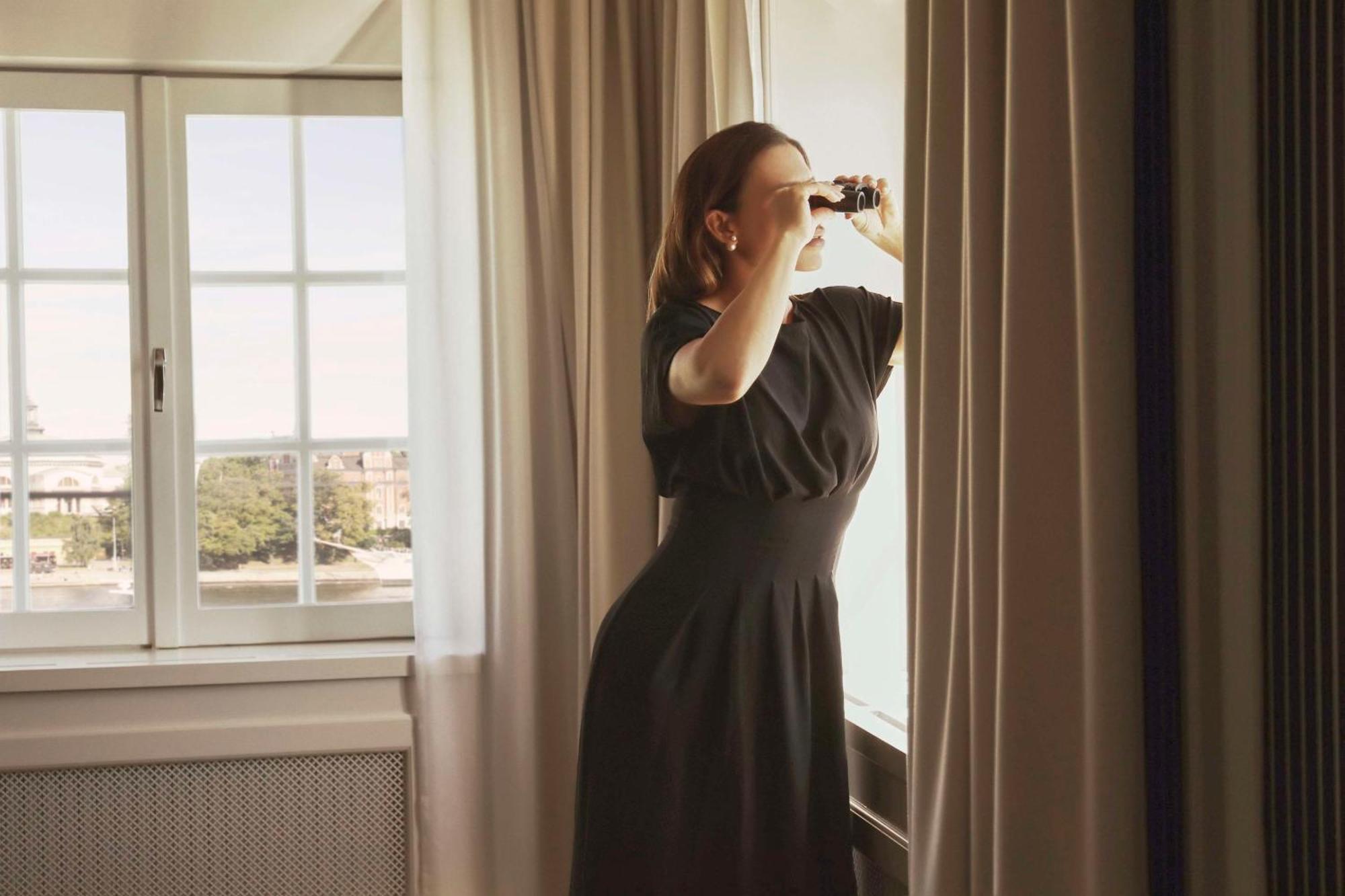 Hotel Reisen In The Unbound Collection By Hyatt Stockholm Exterior photo A woman using a monocular