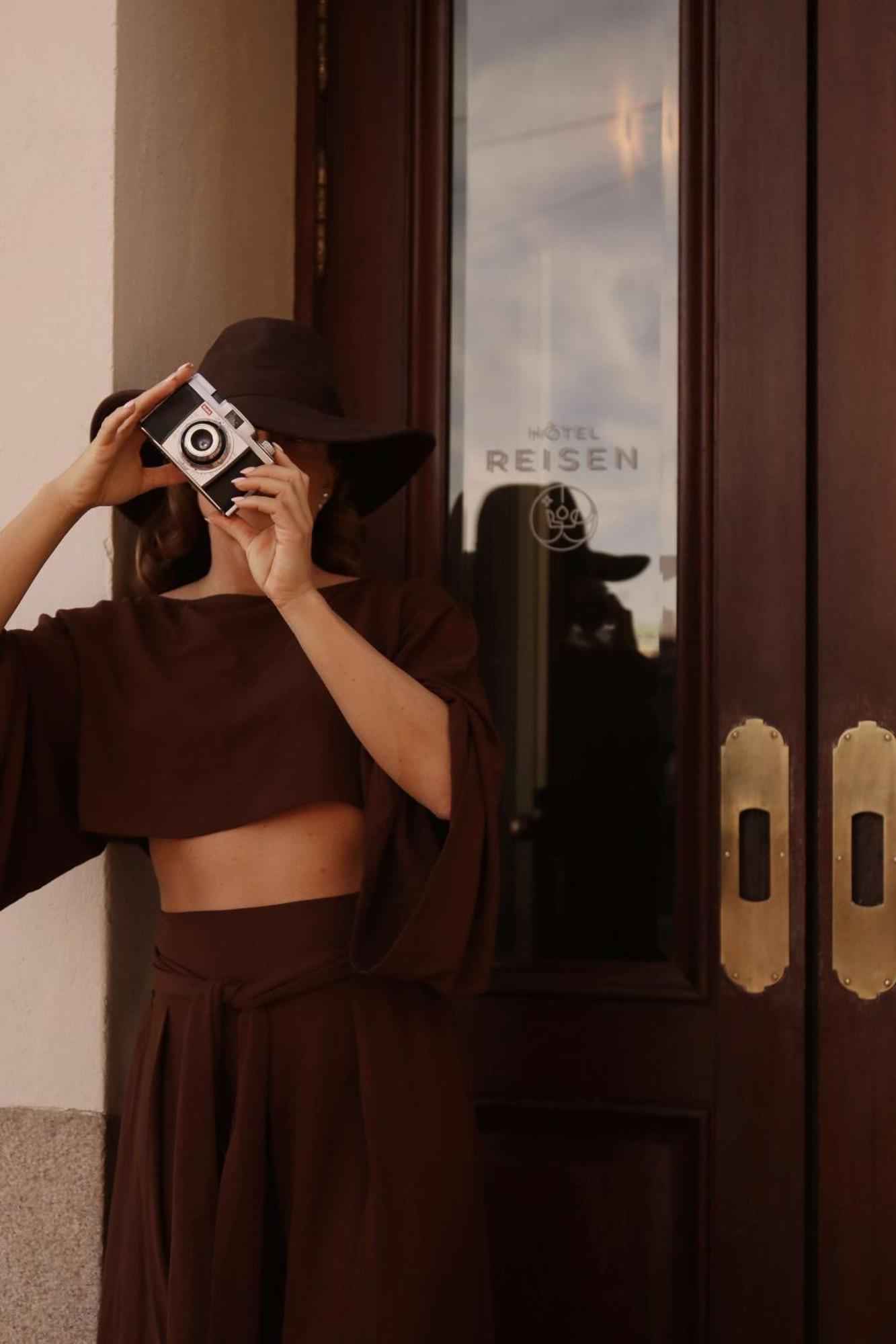 Hotel Reisen In The Unbound Collection By Hyatt Stockholm Exterior photo A woman taking a photograph