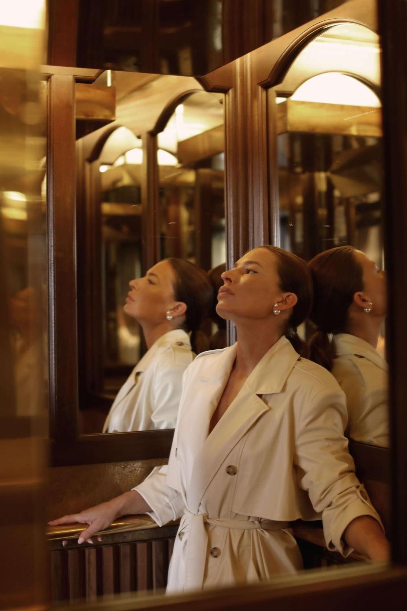 Hotel Reisen In The Unbound Collection By Hyatt Stockholm Exterior photo A woman with her reflection in a mirror