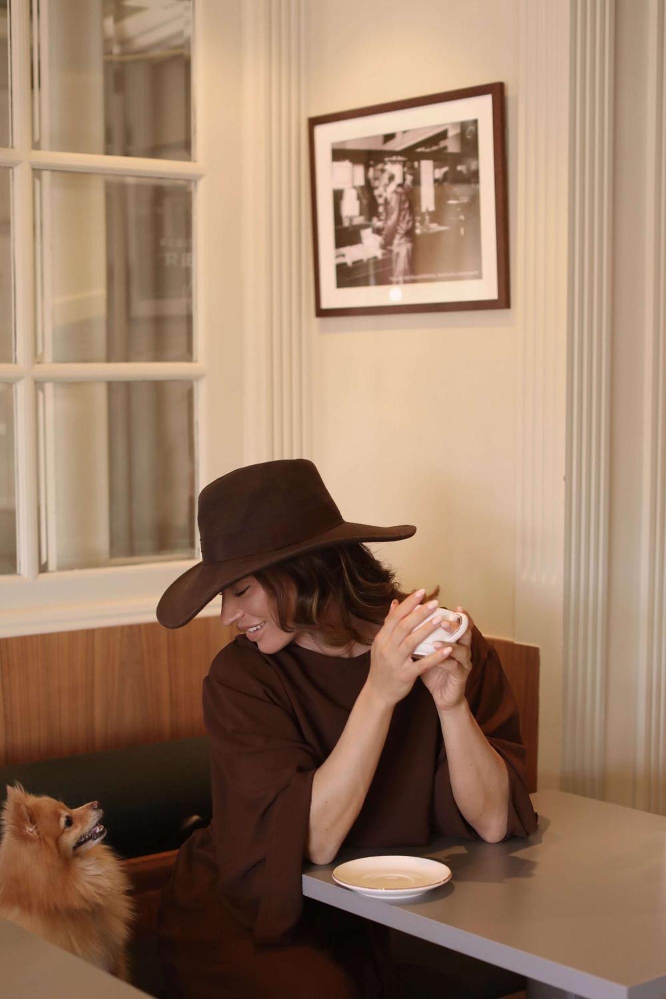 Hotel Reisen In The Unbound Collection By Hyatt Stockholm Exterior photo A woman using a mobile phone